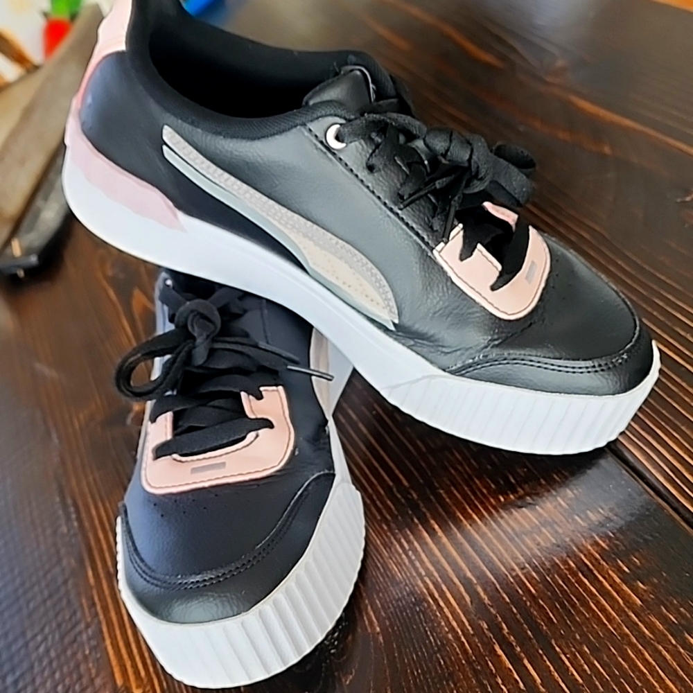 Puma leather sneakers, like new!